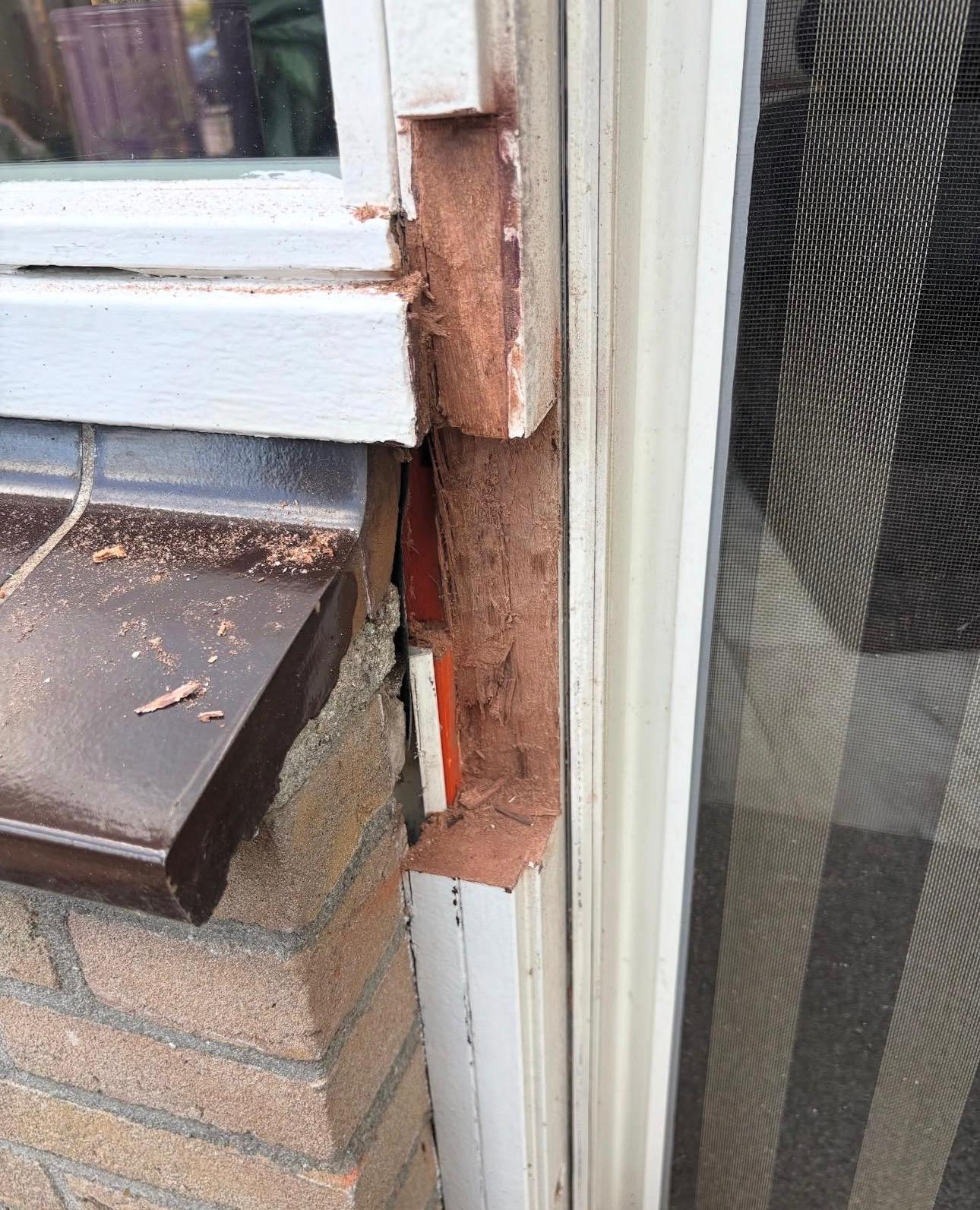 Kozijnstijl — uitfrezen & nieuw hardhout ingezet — voor