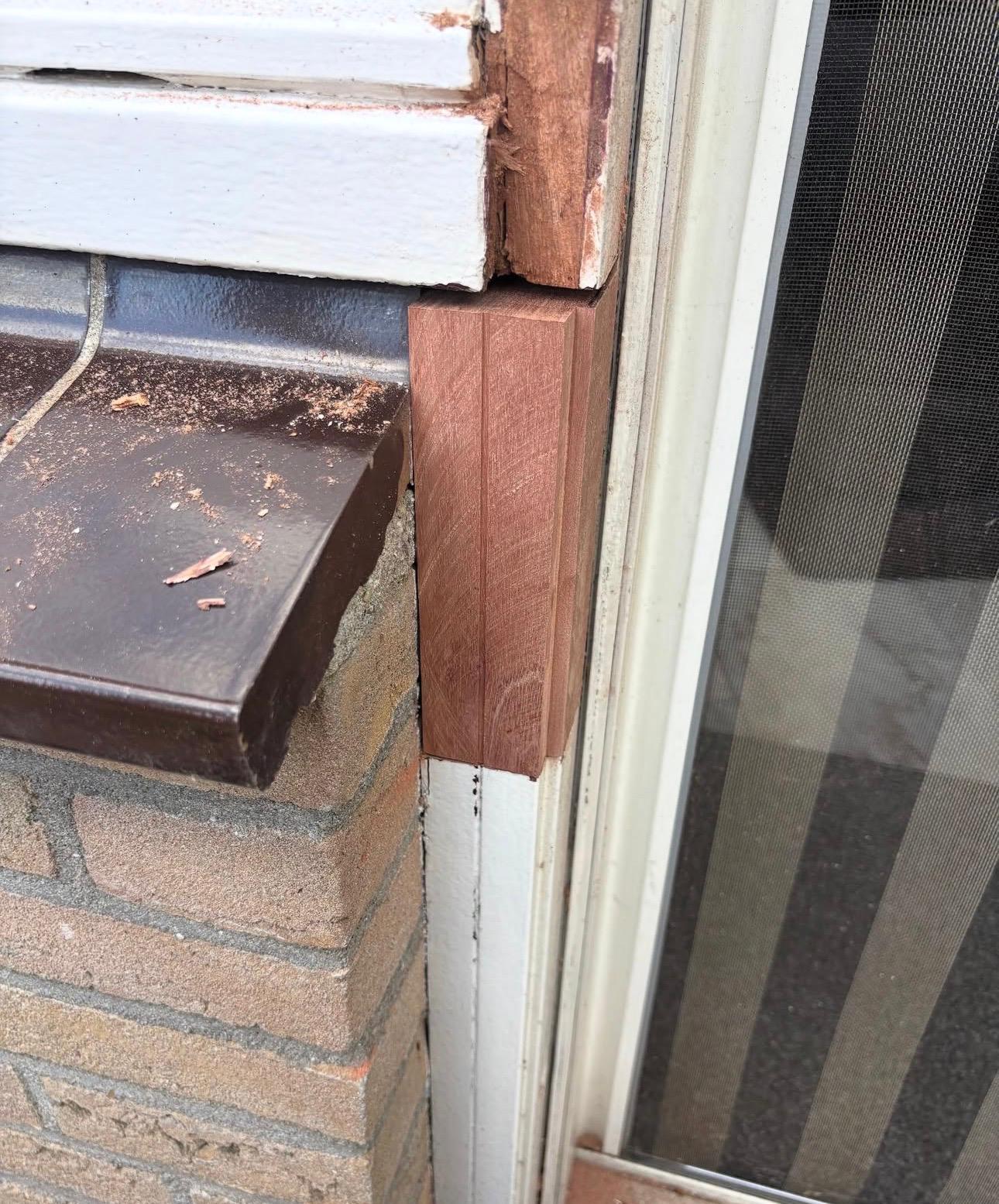 Kozijnstijl — uitfrezen & nieuw hardhout ingezet — na